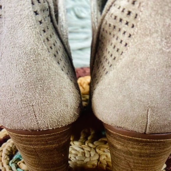 Vince Camuto Sz 8 M Fyarino Taupe booties - Picture 5 of 12